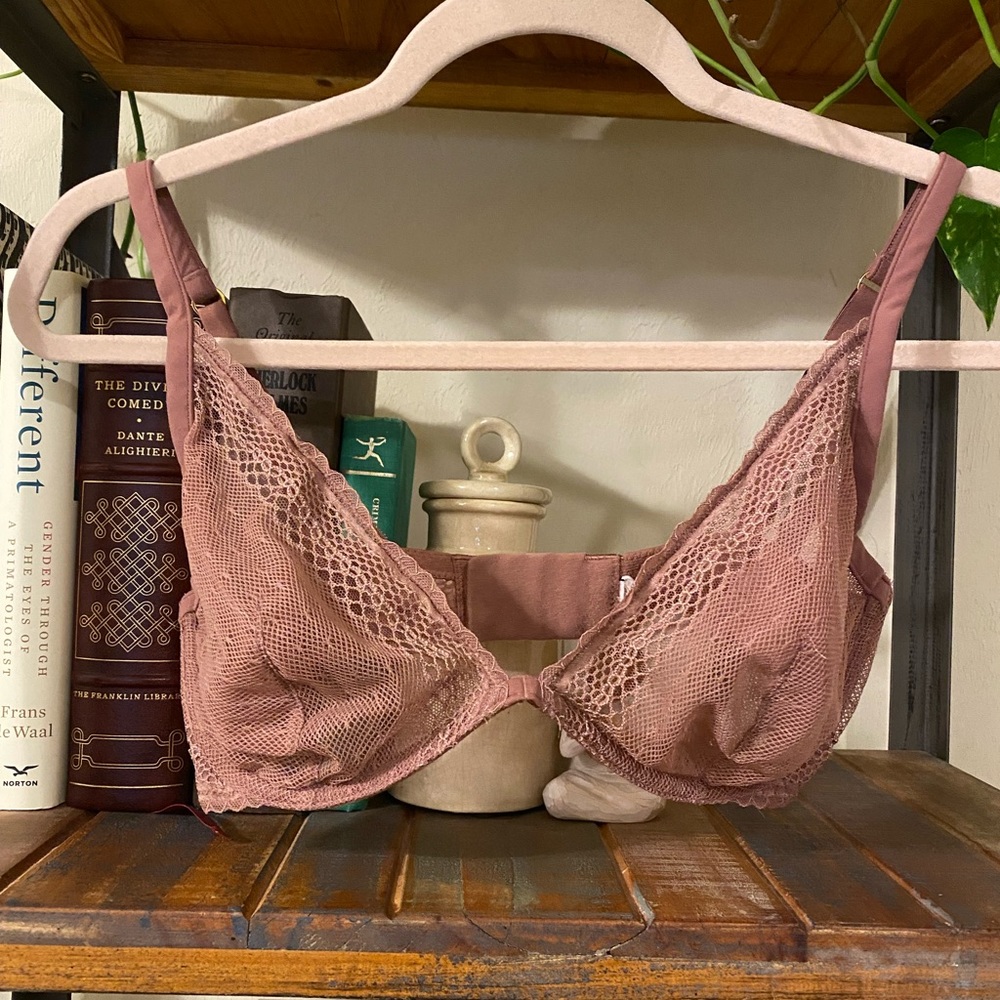 VS Lightly Lined Lace Plunge Bra Size:32DD
